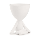 Vaso Em Poliresina Bob Sentado Com As Mãos No Chão Branco - Ela Decora